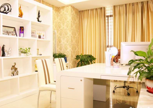 南京鼓楼新生医疗美容门诊部温馨整洁的咨询室
