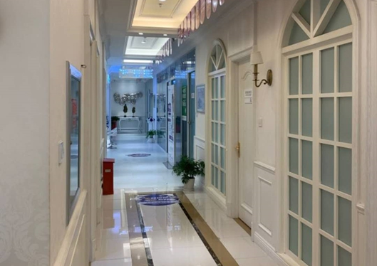 青岛诺美德医疗美容医院干净整洁的走廊